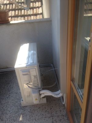 Split-Anlage, Verrohrung mit Alu-Kanal im Freien