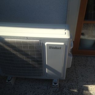 Split-Anlage, Verrohrung mit Alu-Kanal im Freien