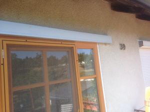 Split-Anlage, Verrohrung mit Alu-Kanal im Freien