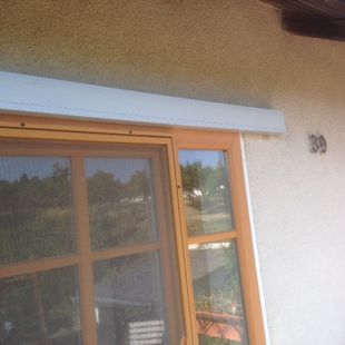Split-Anlage, Verrohrung mit Alu-Kanal im Freien